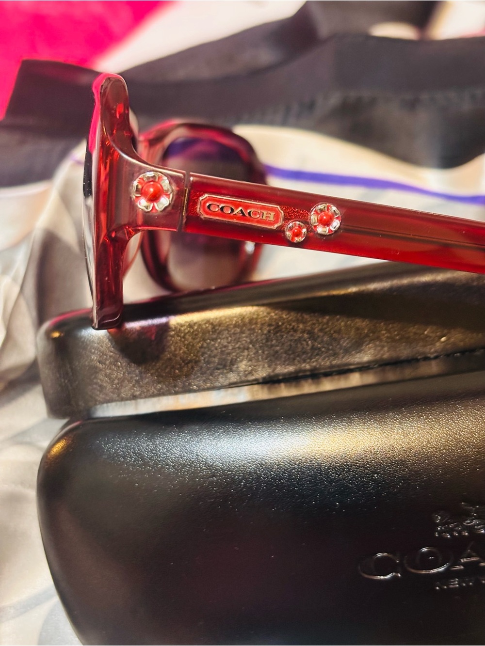 Coach Ciara Burgundy Sunglasses with the Beautiful Classic Daisies LIKE 🆕 - Picture 10 of 14